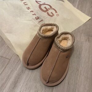 UGG kid’s Tan Cozy Slippers size 1 Tasman